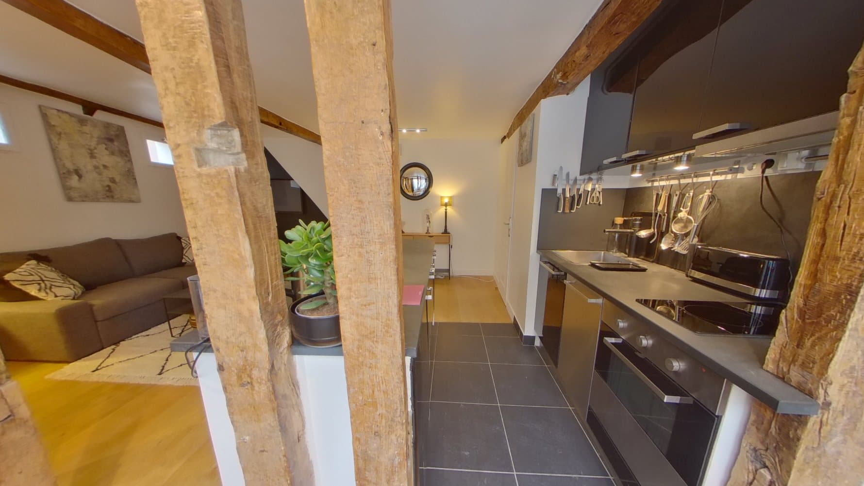 Cuisine sous poutres apparentes, vue d’ouverture de la visite virtuelle 360°