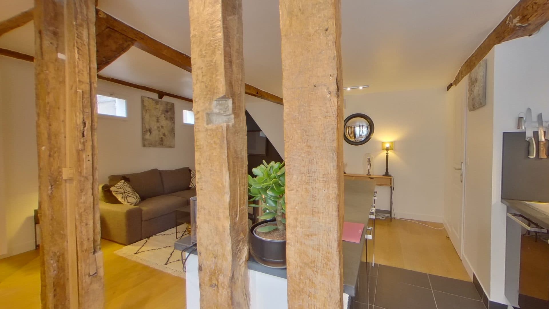 Pièce de vie sous poutres apparentes, vue d’ouverture de la visite virtuelle 360°
