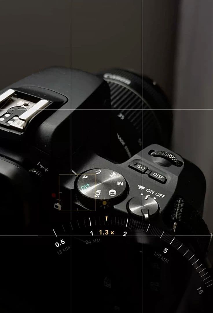 Boîtier reflex et son objectif, prêt pour un shooting